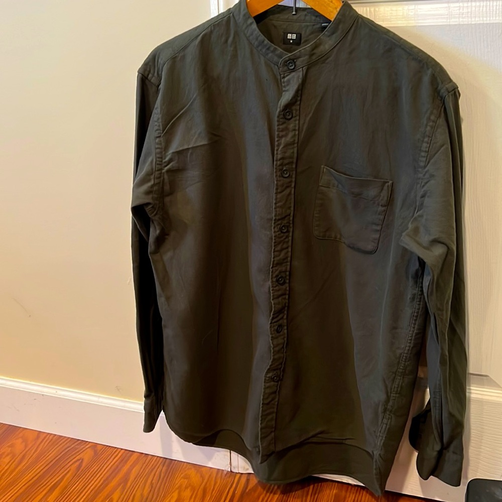 UNIQLO long sleeve, round collar casual shirt. Button down shirt. Green.